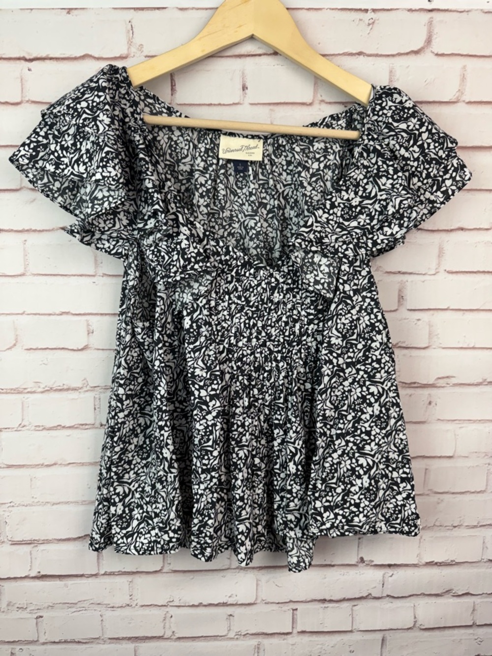 Universal Thread Black and White Floral Smocked‎ Flutter Sleeve Top